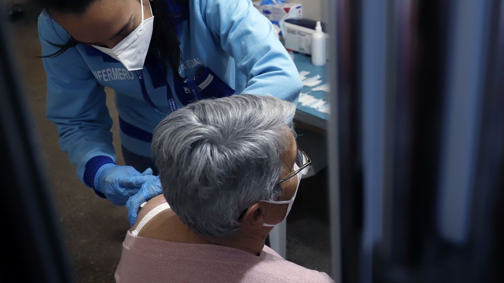España vacunará con AstraZeneca a las personas de entre 60 y 69 años y retrasa la decisión sobre los que han recibido una dosis España vacunará con AstraZeneca a las personas de entre 60 y 69 años y retrasa la decisión sobre los que han recibido una dosis