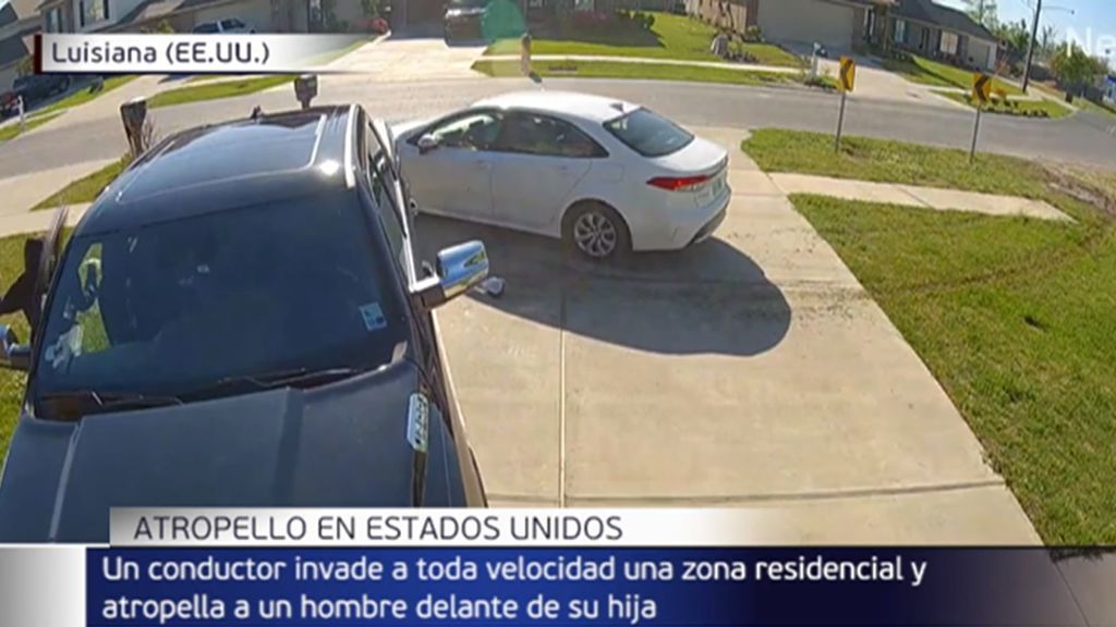 Un conductor invade a toda velocidad una zona residencial y atropella a un padre delante de su hija