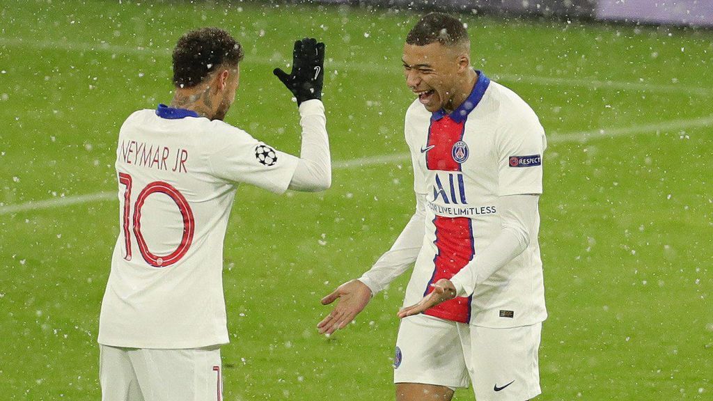 Mbappé y Neymar celebran uno de los goles al Bayern.