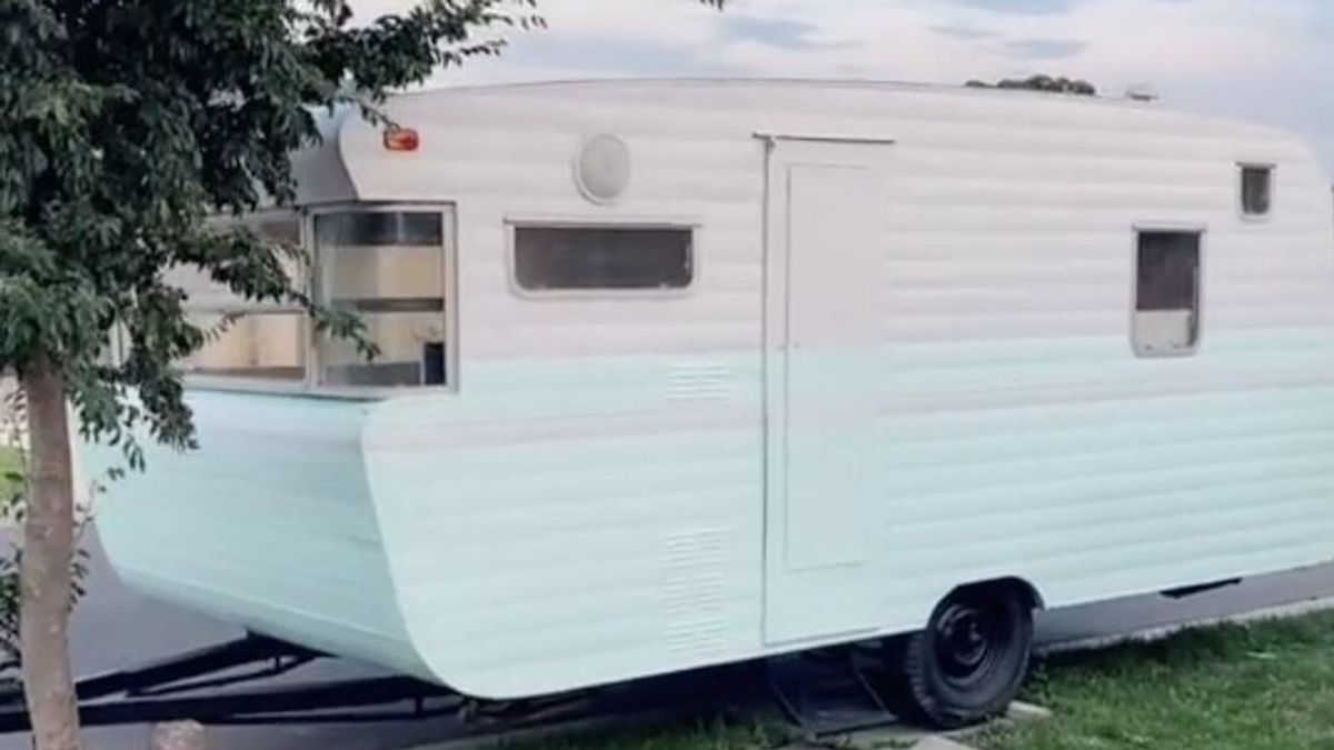 ¿De qué color es la caravana? ¿De qué color es la caravana?