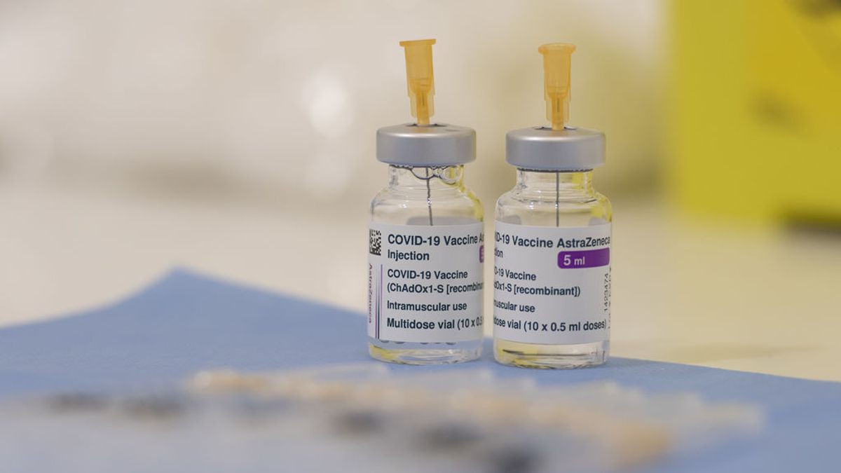 El otro ‘efecto secundario’ de AstraZeneca: la nueva estrategia permitirá vacunar antes de junio a las personas de 60 a 69 años El otro ‘efecto secundario’ de AstraZeneca: la nueva estrategia permitirá vacunar antes de junio a las personas de 60 a 69 años