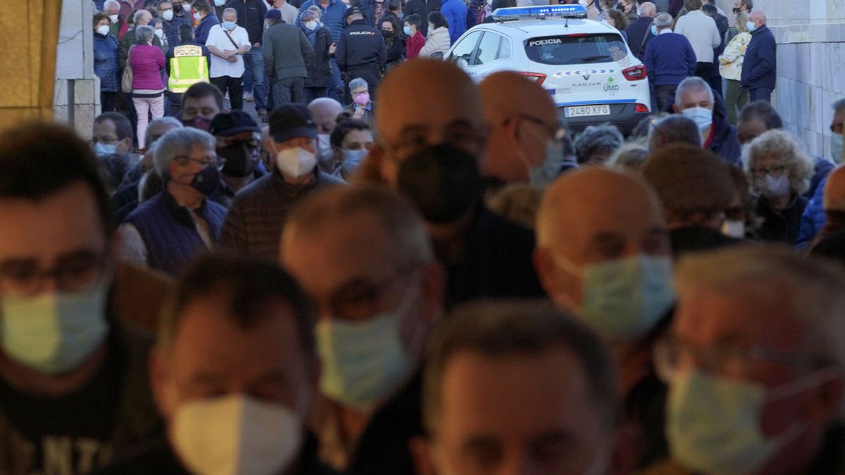 España logra otro récord de vacunación con 450.000 dosis en un día y supera los tres millones con pauta completa España logra otro récord de vacunación con 450.000 dosis en un día y supera los tres millones con pauta completa