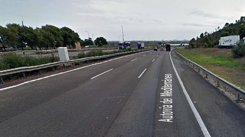 Los Mossos hallan un cadáver el el coche de un kamikaze tras 30 kilómetros de persecución en la AP-7 Los Mossos hallan un cadáver el el coche de un kamikaze tras 30 kilómetros de persecución en la AP-7