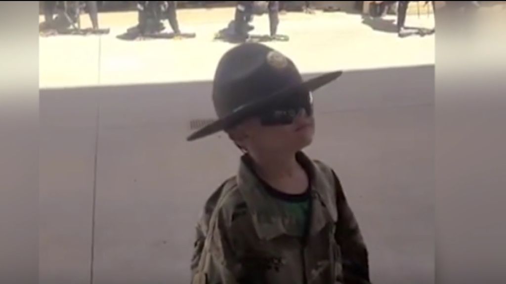 A las órdenes de Syris, un niño de 5 años: su padre, un sargento, le dejó dirigir el entrenamiento de unos militares