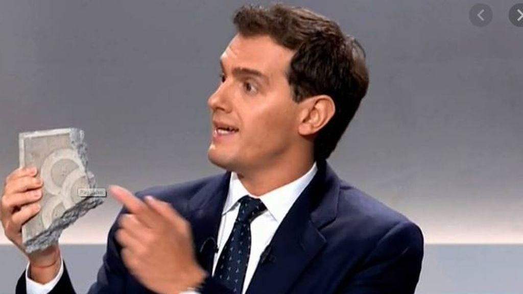 Albert Rivera muestra un adoquín en un debate electoral