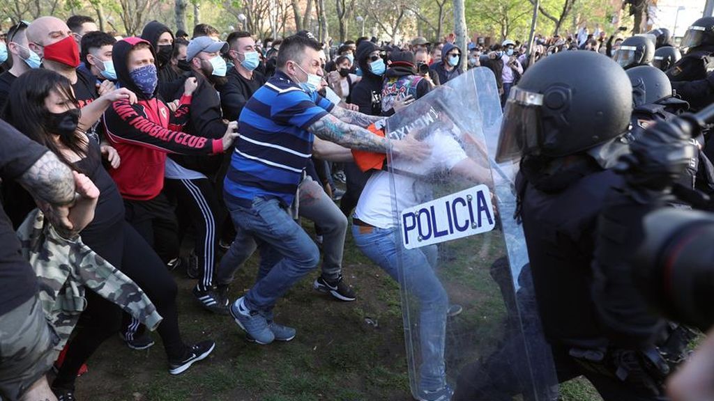 Dos detenidos y 13 heridos por los disturbios en el mitin de Vox en Vallecas
