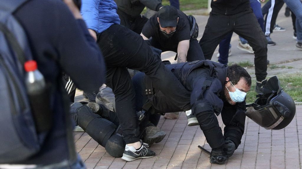 La policía carga contra una multitud que ha 'reventado' el mitin de Vox en Vallecas La policía carga contra una multitud que ha 'reventado' el mitin de Vox en Vallecas