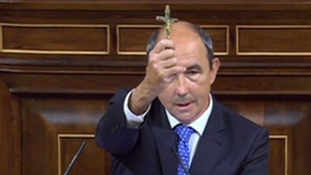 Un diputado de Vox levanta un crucifijo en la tribuna del Congreso