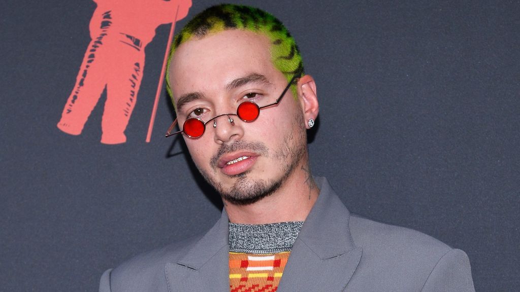 J Balvin le para los pies a un seguidor que le criticó por usar falda: "Ojalá hubiera una más chiquita"