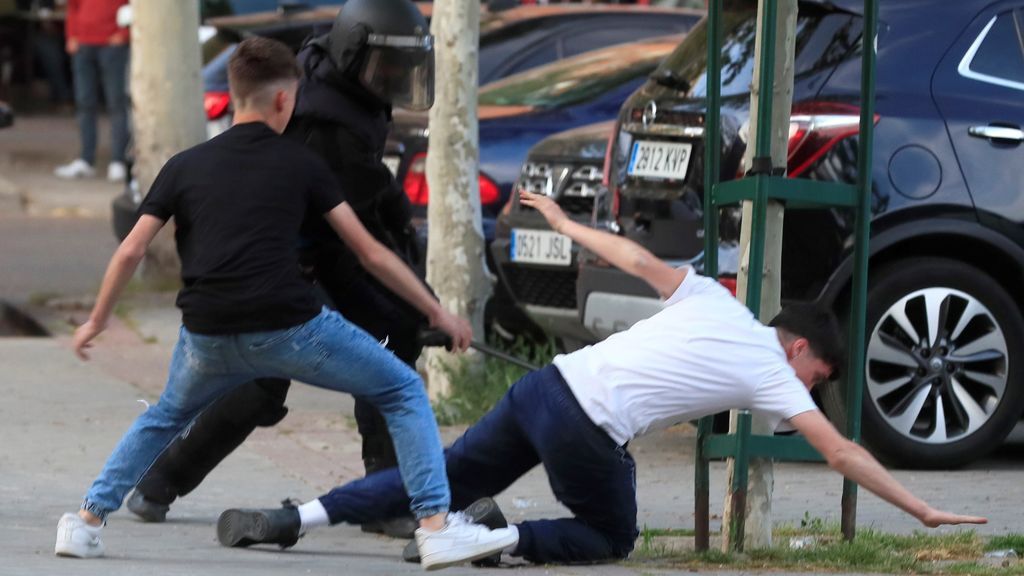 35 heridos, 21 de ellos policías, en los disturbios del mitin de Vox en Vallecas 35 heridos, 21 de ellos policías, en los disturbios del mitin de Vox en Vallecas