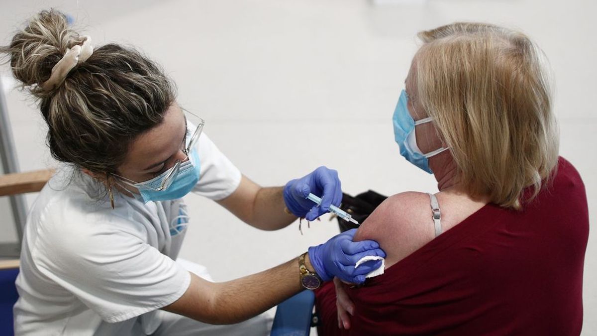 España vacunará con AstraZeneca a las personas de entre 60 y 69 años y retrasa la decisión sobre los que han recibido una dosis España vacunará con AstraZeneca a las personas de entre 60 y 69 años y retrasa la decisión sobre los que han recibido una dosis