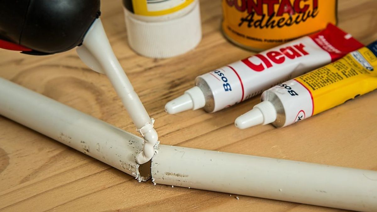 Cómo quitar la silicona del suelo Cómo quitar la silicona del suelo