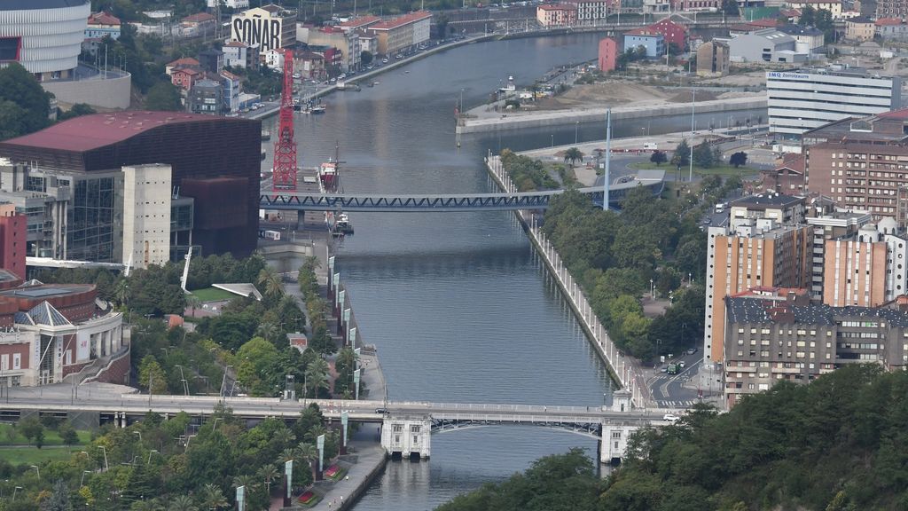 Muere ahogado un hombre en la ría de Bilbao al intentar escapar de la Policía después de un robo Muere ahogado un hombre en la ría de Bilbao al intentar escapar de la Policía después de un robo