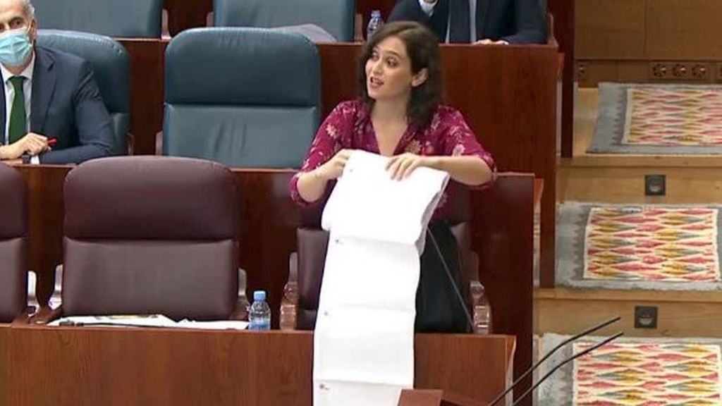 Isabel Díaz Ayuso muetsra una interminable lista en la Asamblea de Madrid