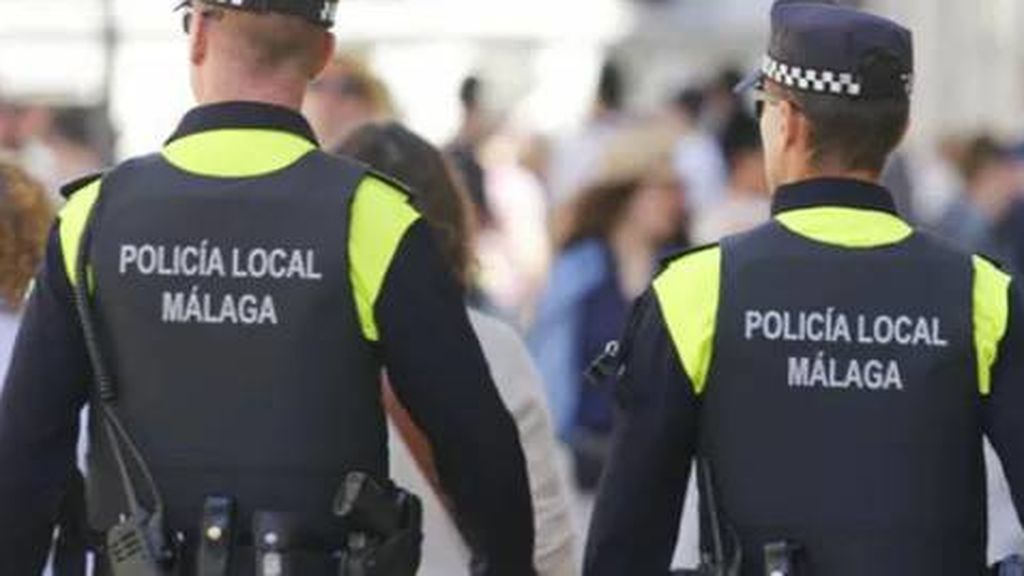 "¡Es la policía, callaros!": detenido por celebrar una fiesta en su casa y agredir a un agente en Málaga "¡Es la policía, callaros!": detenido por celebrar una fiesta en su casa y agredir a un agente en Málaga