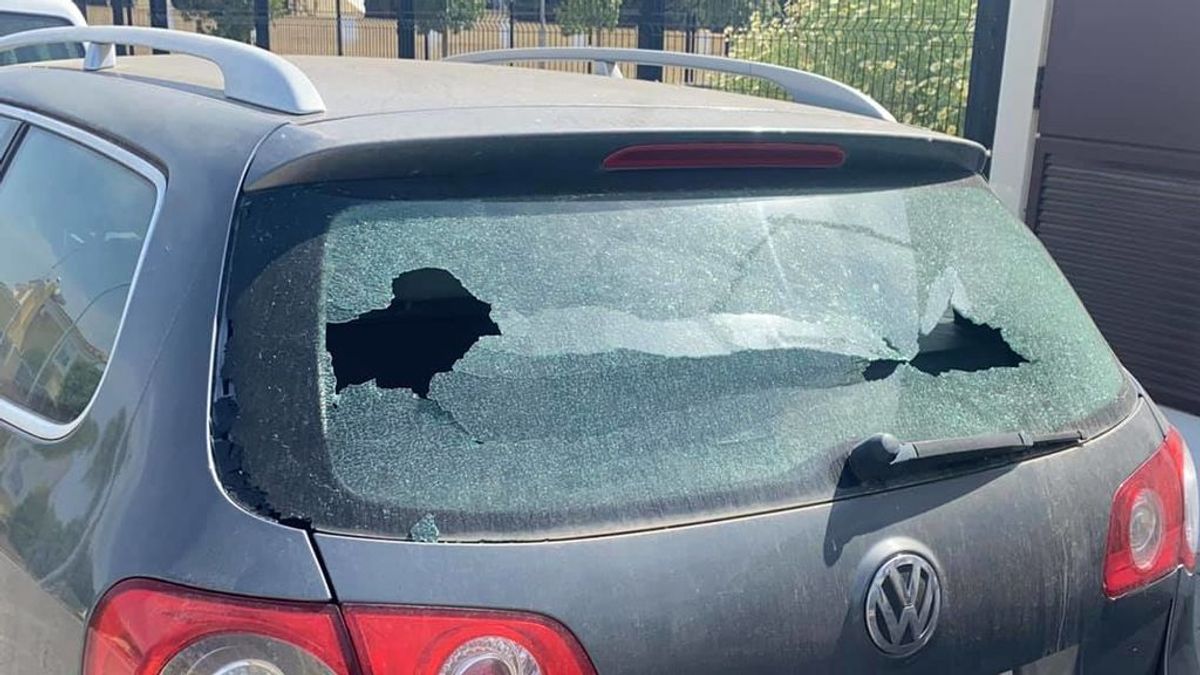 La nota de civismo de un niño sevillano sobre el parabrisas de un coche: “He roto sin querer su cristal. Disculpe” La nota de civismo de un niño sevillano sobre el parabrisas de un coche: “He roto sin querer su cristal. Disculpe”