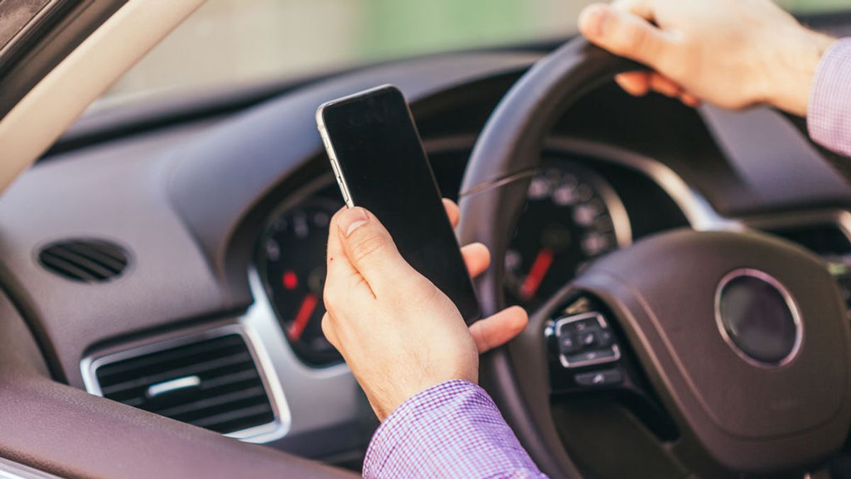 La ley de tráfico endurecerá medidas de cara al verano: sujetar el móvil con la mano podría costar 6 puntos a partir de julio