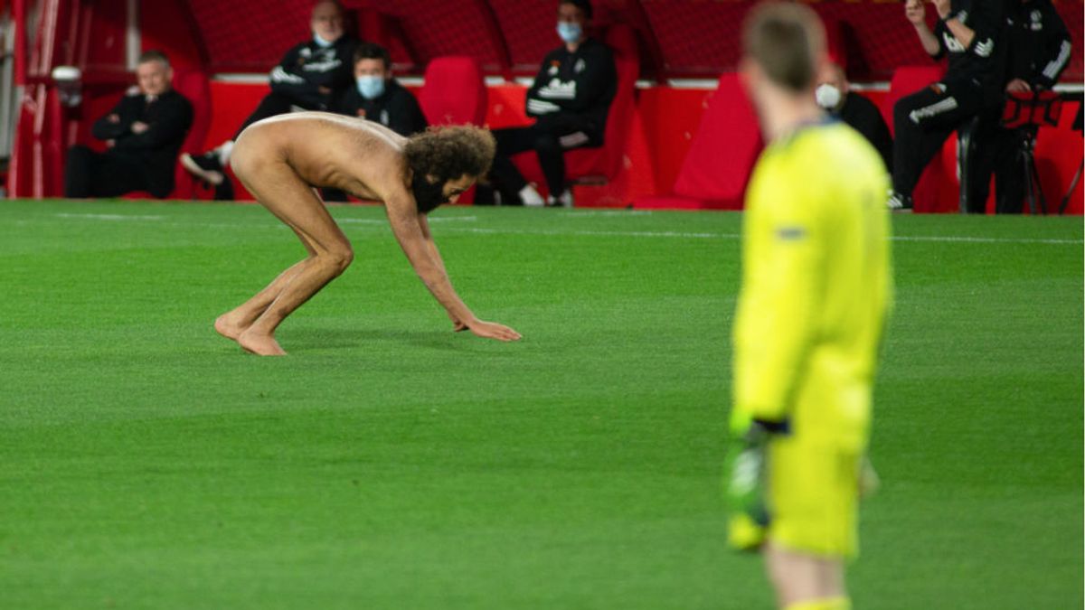 Olmo García, el nudista que saltó al césped en el Granada-Manchester, un viejo conocido por su exhibicionismo Olmo García, el nudista que saltó al césped en el Granada-Manchester, un viejo conocido por su exhibicionismo