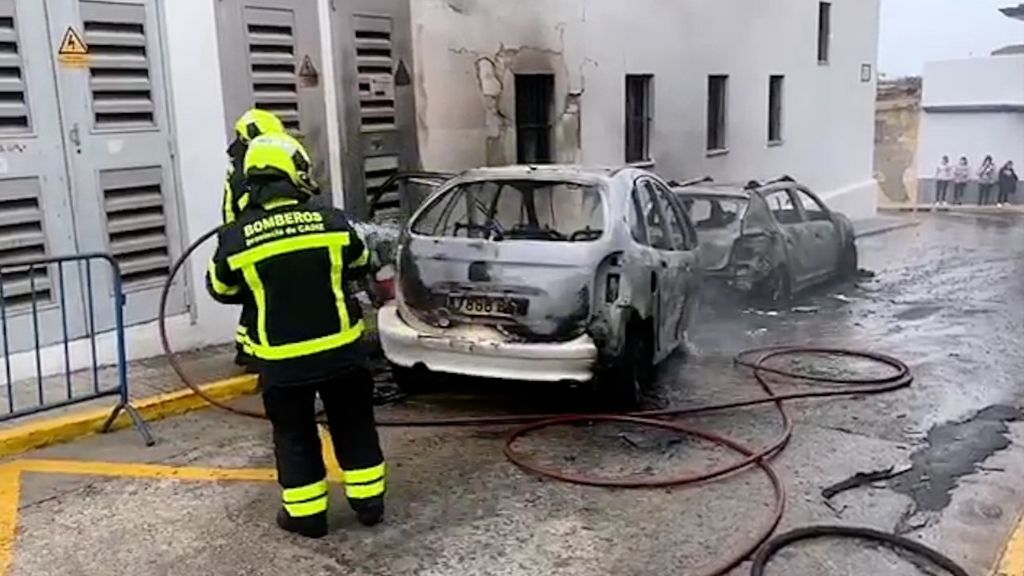 Los bomberos extinguiendo el incendio