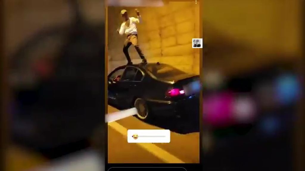 Investigan a un conductor que se subió al techo del coche a bailar y lo grabó