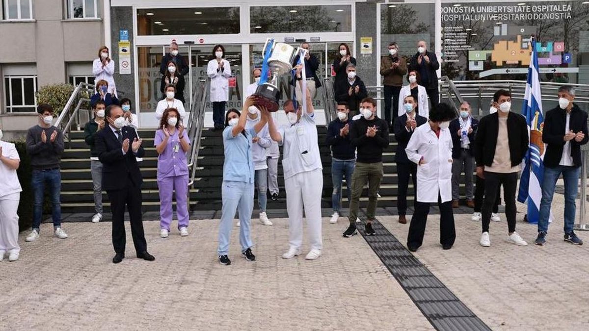 Los sanitarios del Hospital Donostia reciben la Copa del rey de manos de La Real Sociedad Los sanitarios del Hospital Donostia reciben la Copa del rey de manos de La Real Sociedad