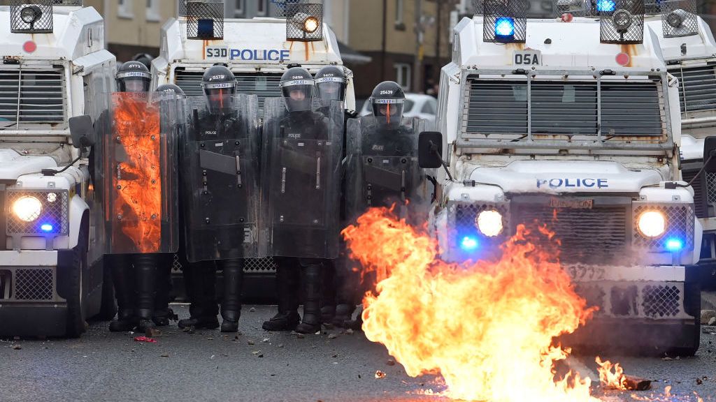 Protestas contra el Brexit en Belfast: una semana de fuego, piedras, botellas y cañones de agua