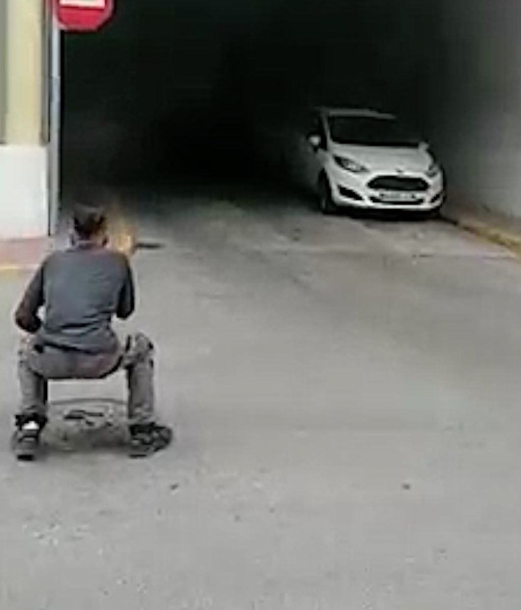 El jóven calibrando el incendio