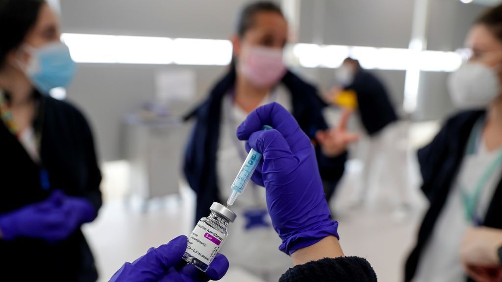 La Generalitat prioriza vacunar a veterinarios o protésicos dentales frente a policías y guardias civiles La Generalitat prioriza vacunar a veterinarios o protésicos dentales frente a policías y guardias civiles