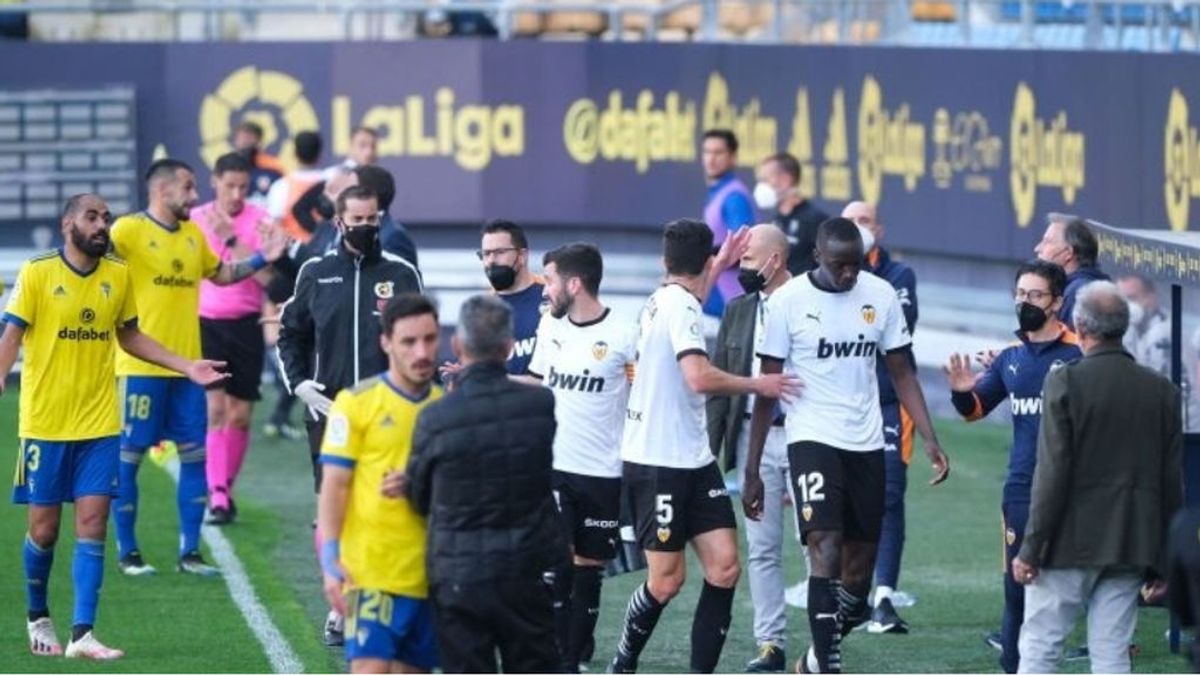 LaLiga concluye que no hubo insultos racistas de Cala a Diakhaby en el Cádiz-Valencia LaLiga concluye que no hubo insultos racistas de Cala a Diakhaby en el Cádiz-Valencia