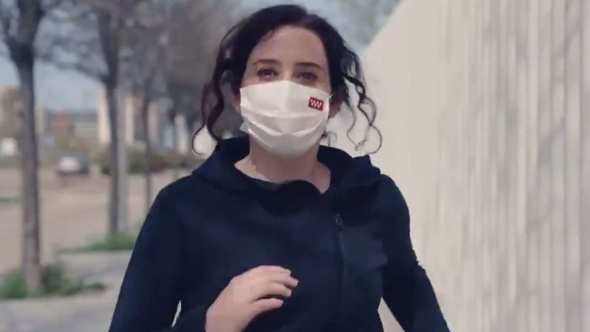 Ayuso reivindica la "cultura del esfuerzo" corriendo por un Madrid abierto en su vídeo de campaña