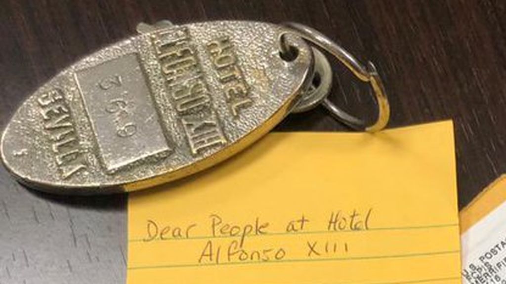 Cortesía ante todo: un huésped del Hotel Alfonso XIII devuelve una llave de habitación que se llevó por error en 1974 Cortesía ante todo: un huésped del Hotel Alfonso XIII devuelve una llave de habitación que se llevó por error en 1974
