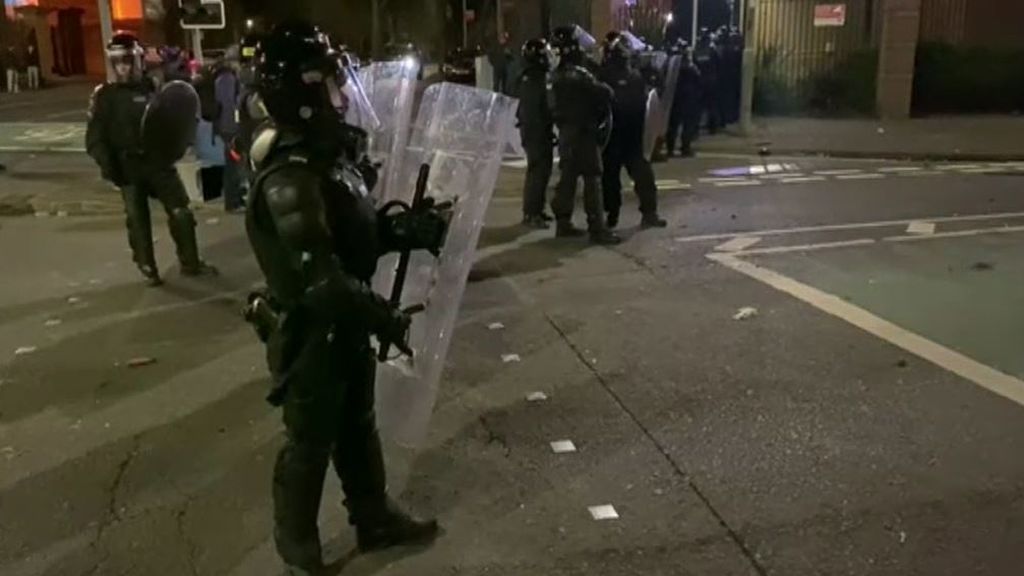 Noche de disturbios en Belfast: los paramilitares leales a la corona niegan su presencia en las protestas