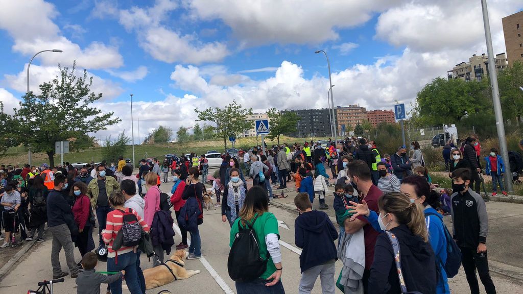 Movilización de vecinos en Villa de Vallecas para reclamar su derecho a una plaza educativa pública de calidad y sin masificación