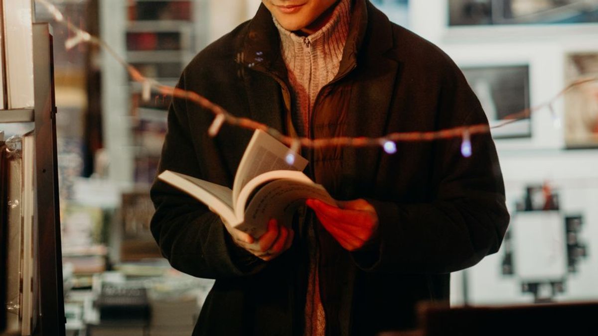 Un largo abrigo, papel de regalo y un grupo de Whatsapp: dos libreros descubren a un presunto ladrón de libros Un largo abrigo, papel de regalo y un grupo de Whatsapp: dos libreros descubren a un presunto ladrón de libros