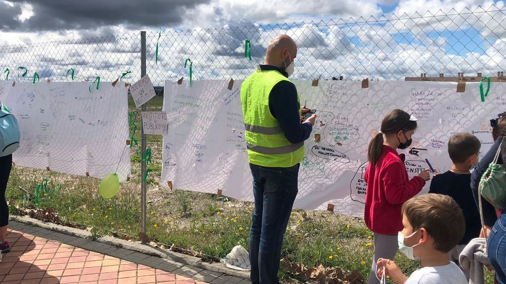 Movilización de vecinos en Villa de Vallecas: reclaman una plaza educativa pública de calidad y sin masificación