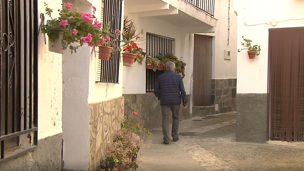 Vecino paseando por una calle de Carataunas