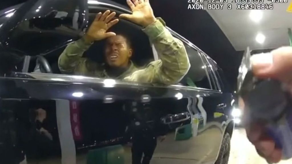 Un teniente negro del Ejército de EEUU, amenazado y rociado con gas pimienta por unos policías