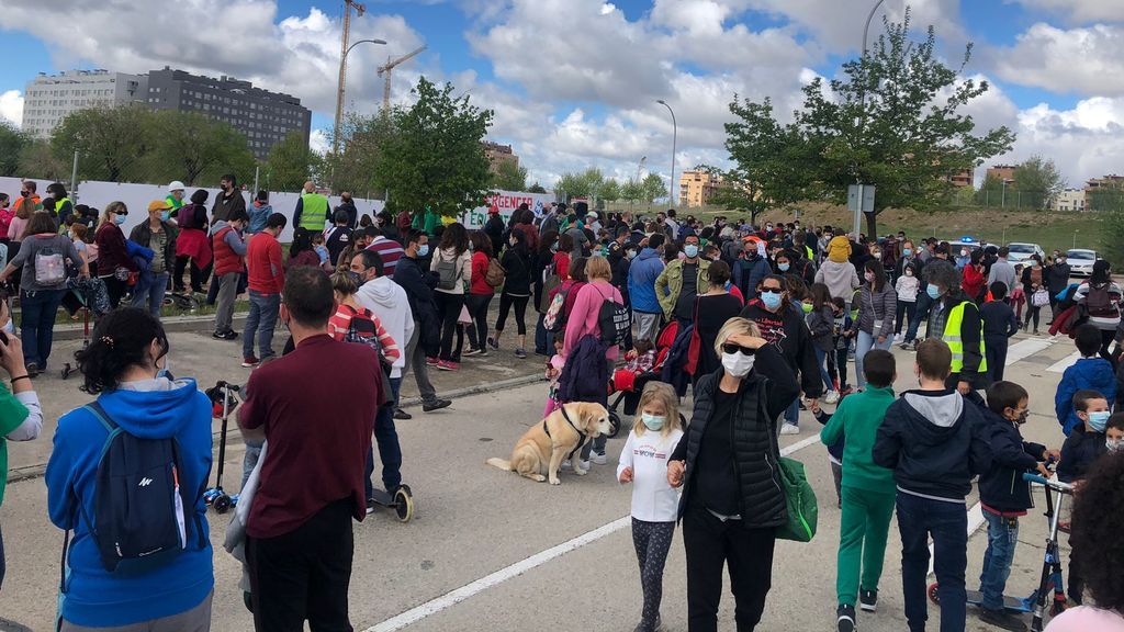 Movilización de vecinos en Villa de Vallecas: reclaman una plaza educativa pública de calidad y sin masificación
