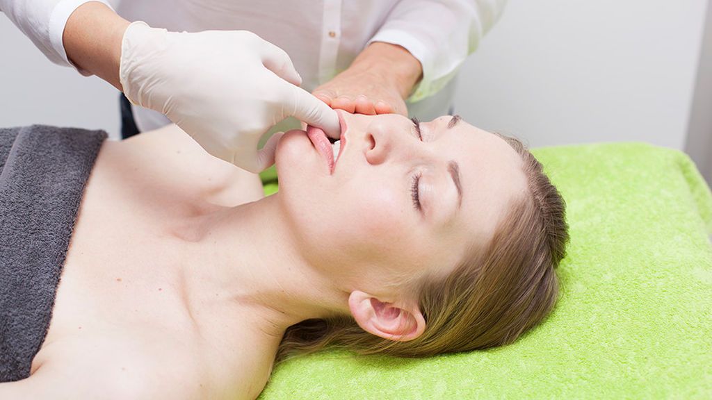 El masaje facial se realizará tonificando la zona del rostro.