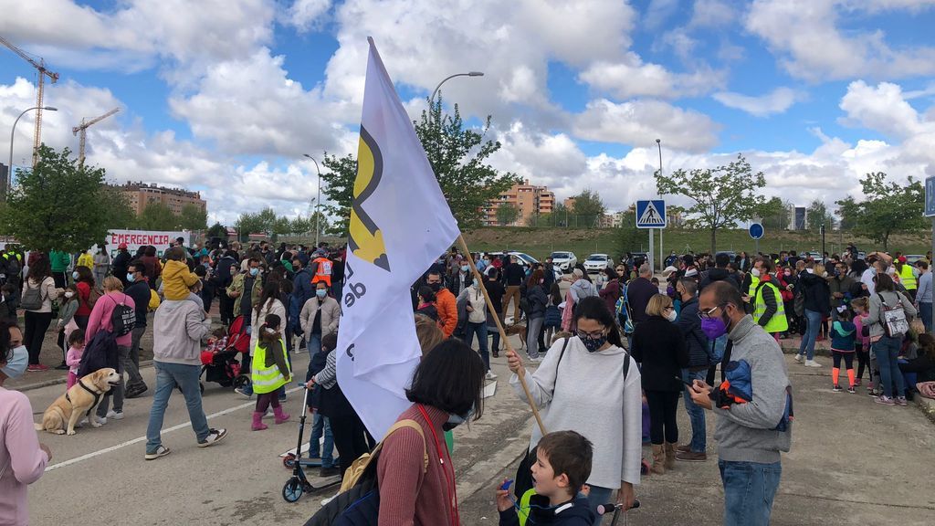Movilización de vecinos en Villa de Vallecas para reclamar su derecho a una plaza educativa pública de calidad y sin masificación