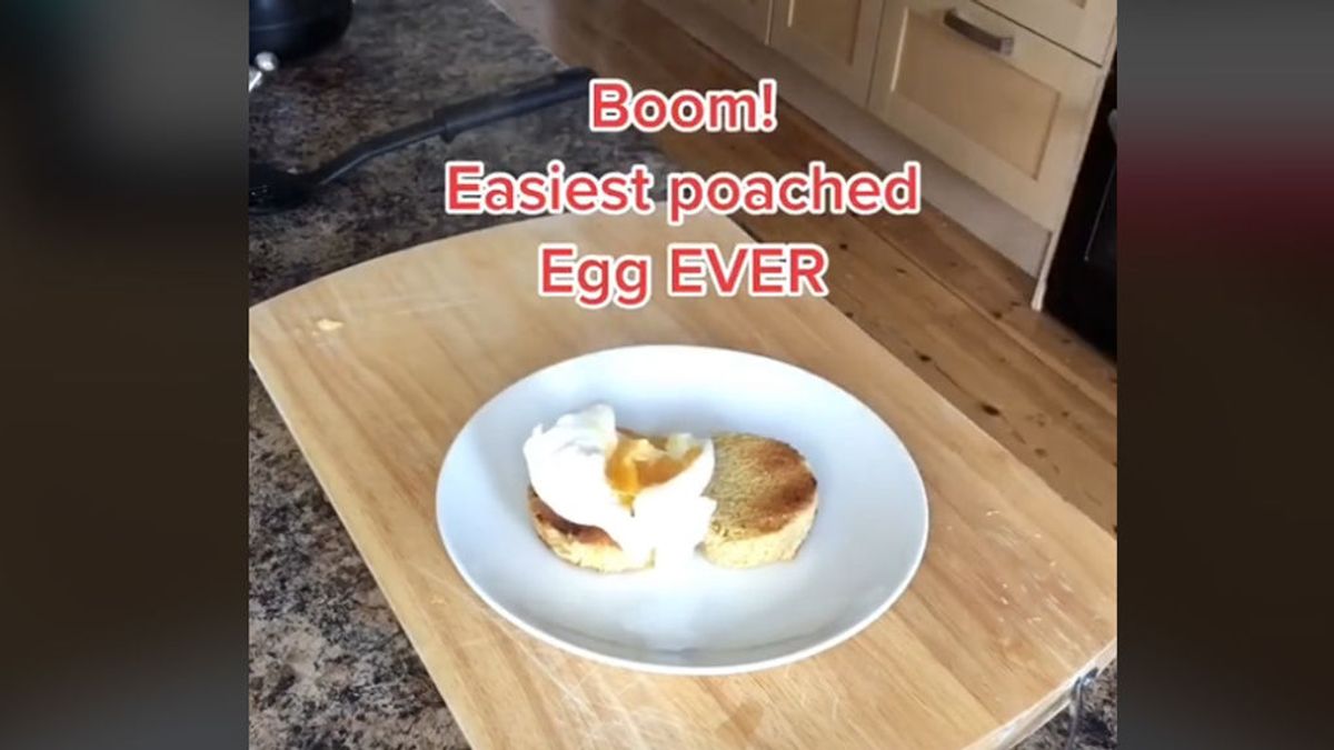 Una usuaria de TikTok enseña la forma "más fácil" de hacer un huevo escalfado