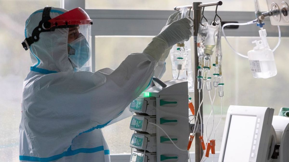 España supera los 10.000 hospitalizados por covid y se suman 197 muertos desde el viernes España supera los 10.000 hospitalizados por covid y se suman 197 muertos desde el viernes