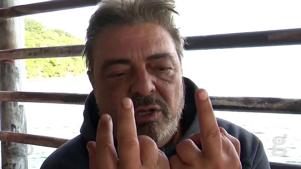 Canales consigue salir del barco encallado dando lástima