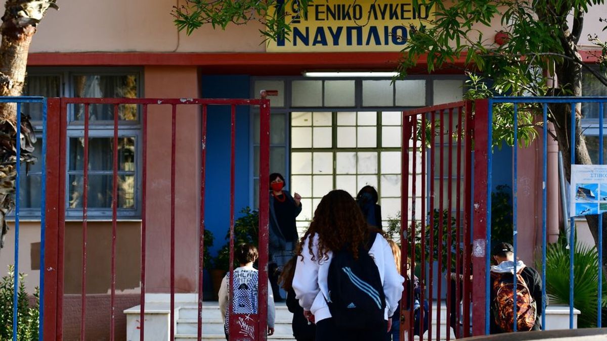 Los alumnos de secundaria en Grecia vuelven a clase tras cinco meses a distancia Los alumnos de secundaria en Grecia vuelven a clase tras cinco meses a distancia