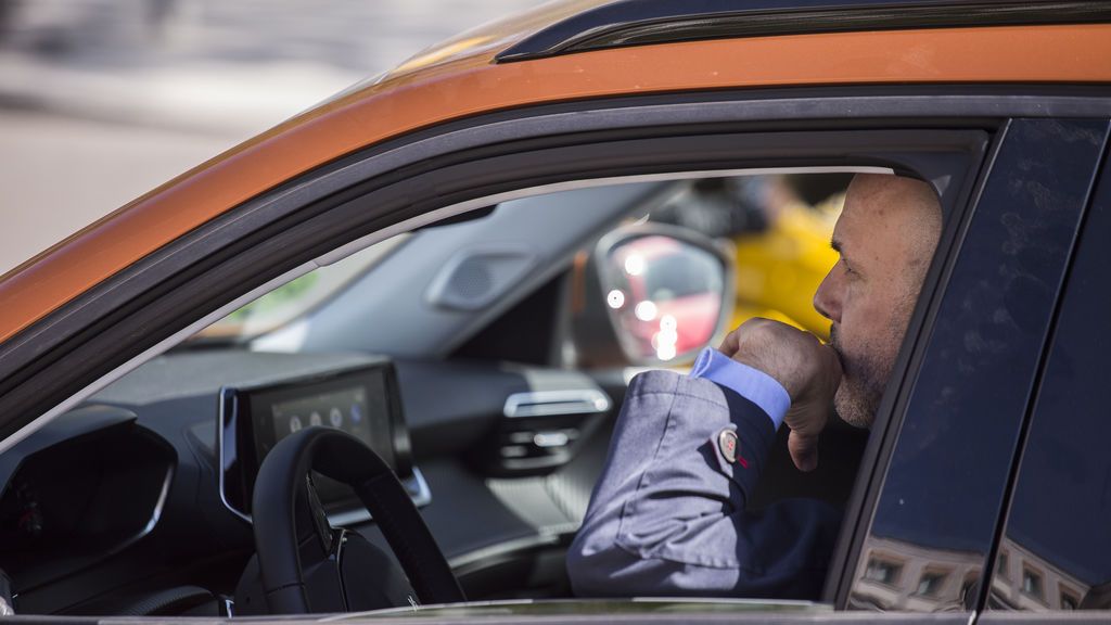 Multa, ¿sí o no? La DGT desmiente el supuesto de quitarte la mascarilla mientras conduces