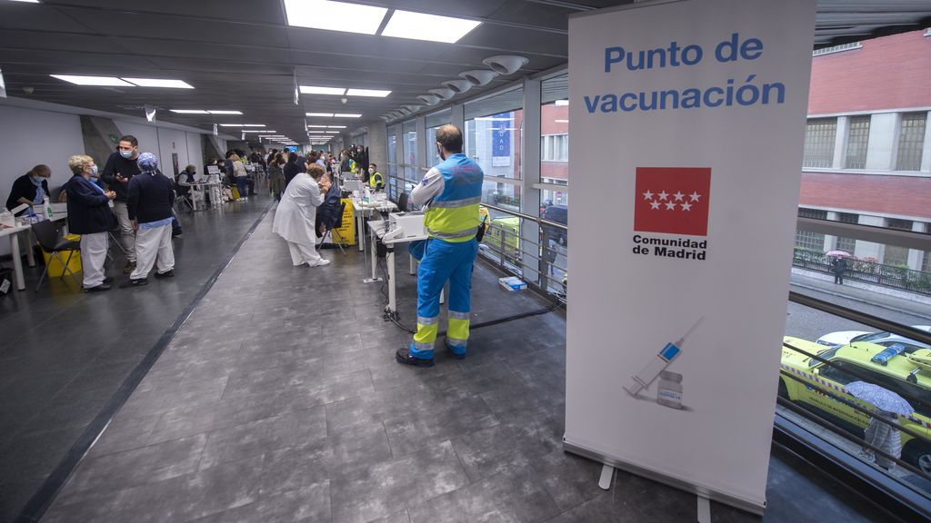 El rechazo a la vacunación cae al 10% en Madrid tras los primeros días de susto con AstraZeneca El rechazo a la vacunación cae al 10% en Madrid tras los primeros días de susto con AstraZeneca