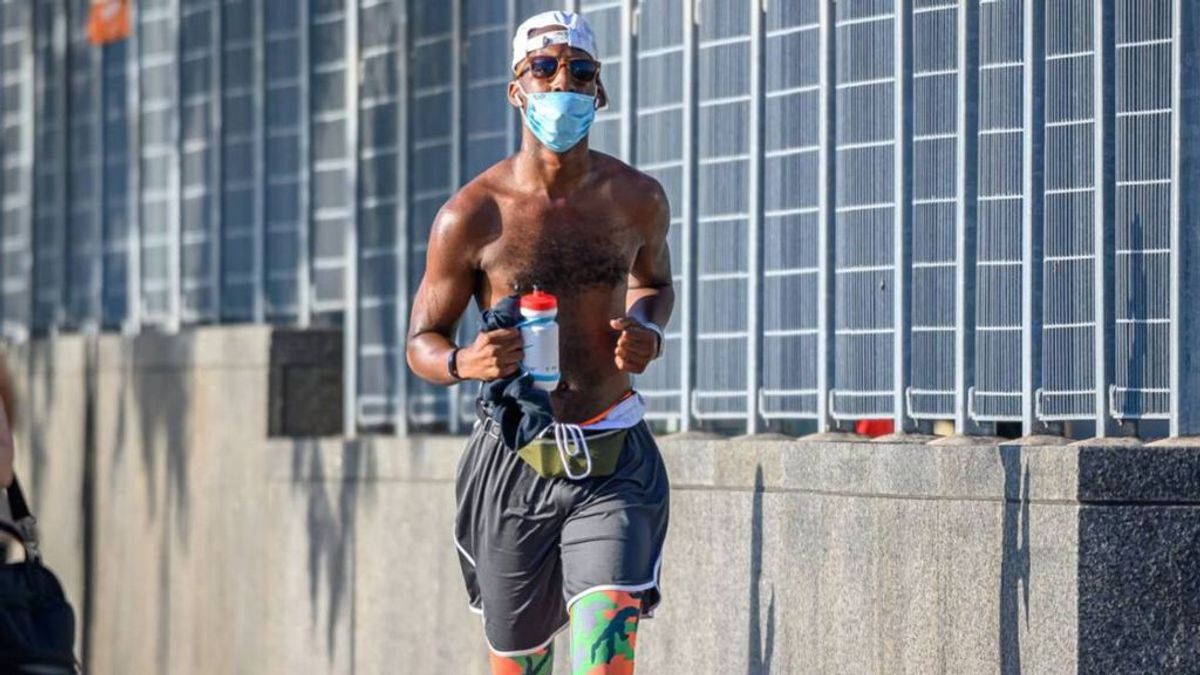 Un experto recomienda hacer running con mascarilla: el virus se desplaza más cuando corremos