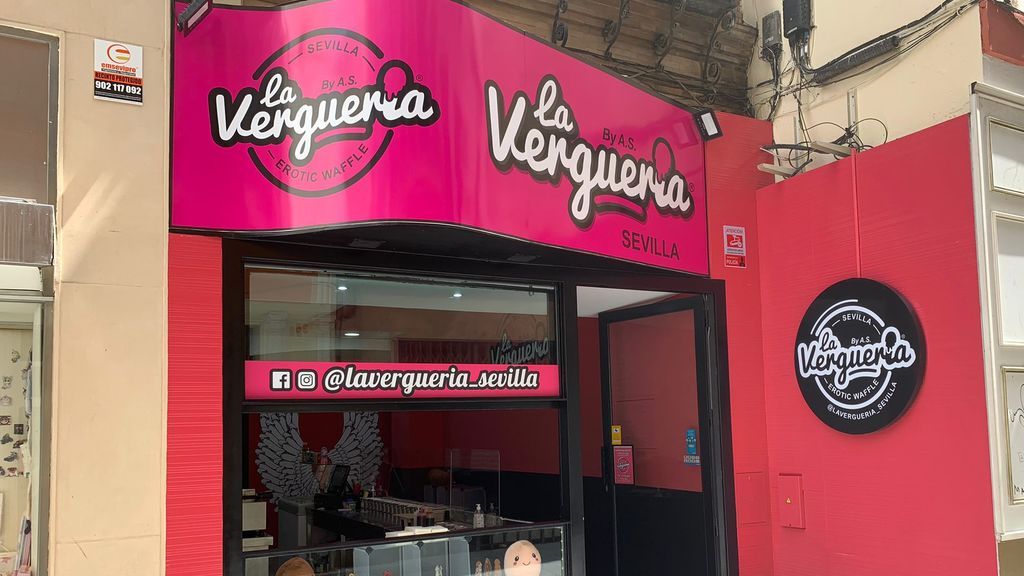 Urbanismo ordena modificar la fachada de la pastelería erótica de Sevilla Urbanismo ordena modificar la fachada de la pastelería erótica de Sevilla