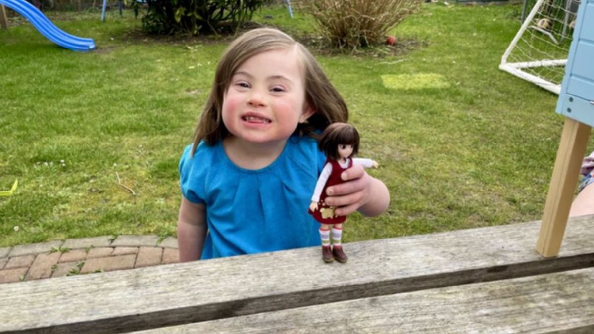 Crean una muñeca, Rosie Boo, con síndrome de Down inspirada en una niña real