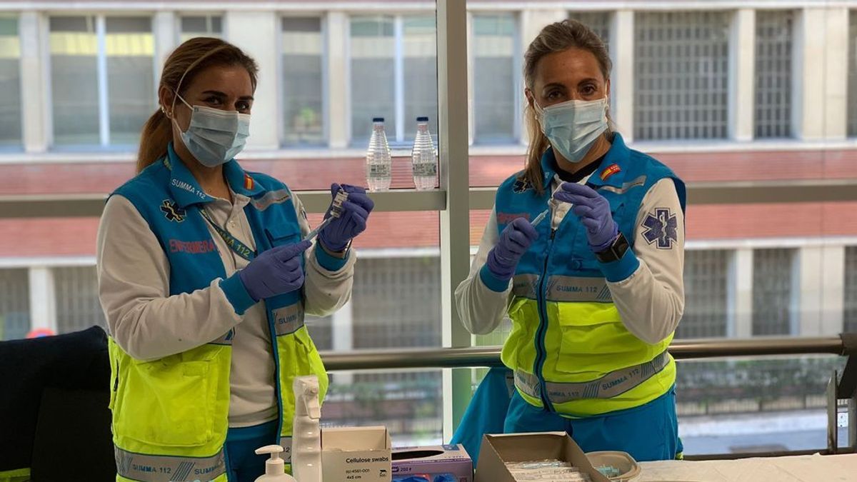 De atender covid en ambulancia a vacunar: "Por fin los pacientes me miran con alegría y no con miedo" De atender covid en ambulancia a vacunar: "Por fin los pacientes me miran con alegría y no con miedo"
